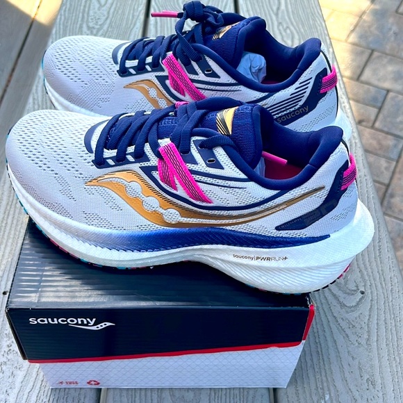 NWT Saucony Triumph 20 Women’s Sneakers!👟👟✨ - Picture 2 of 9